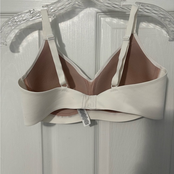 Nike Women's Sports Bra - Picture 2 of 3